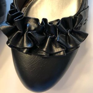 Life Stride blue shoe 2in heel barely worn size 7 1/2 has a ruffle detail on toe